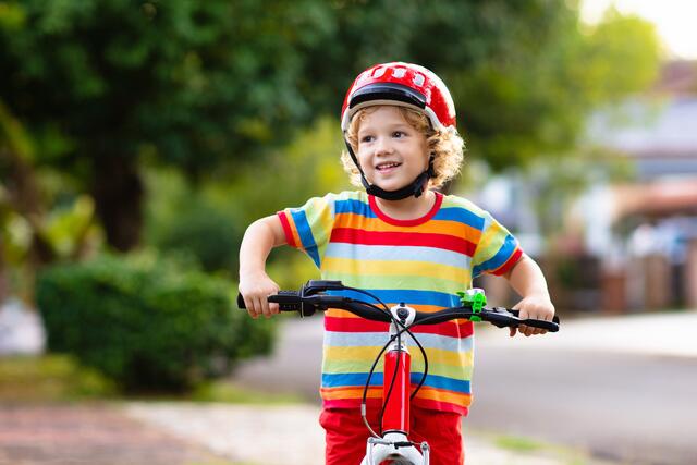 Die richtige Ernährung, ausreichend zu trinken, viel Bewegung an der frischen Luft, genügend Schlaf und möglichst wenig Stress sind allerdings wichtige Faktoren, die das Immunsystem der Kinder schon bevor die Erkältungssaison im Herbst losgeht, maßgeblich stärken können. | Foto: FamVeldman/PantherMedia