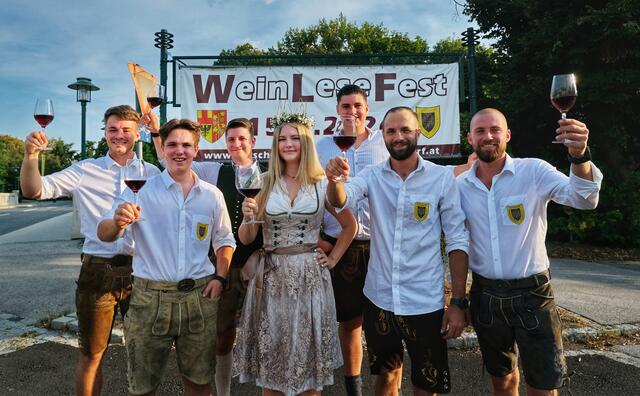 Die Winzerjugend – Jürgen Schneider, Thomas Dachauer, Michael Jöbstl, die angehende Winzerkönigin Marie-Sophie I., Obmann der Burschenschaft „Eintracht Tattendorf“ Jakob Pobaschnig, Manuel Palko und Florian Aichinger -  ist am Gelingen des traditionellen Weinlesefests am 15. September maßgeblich beteiligt.  | Foto: Claudia Reisinger 