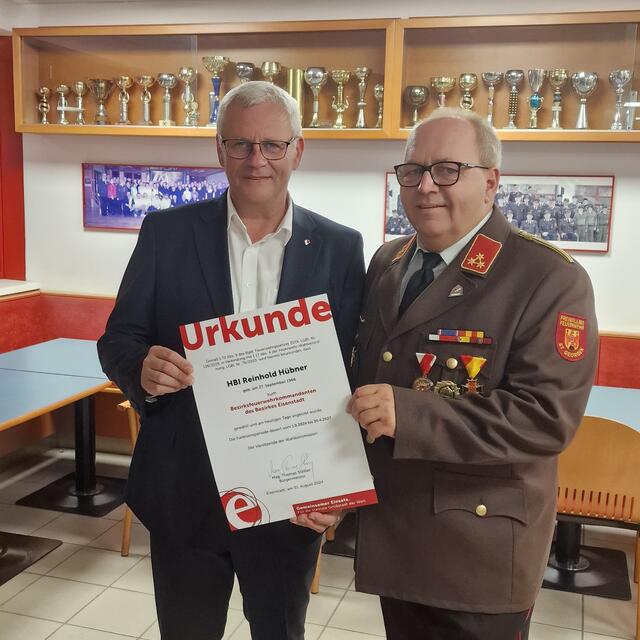 Wahlvorsitzender Bgm. Thomas Steiner mit dem neuen Bezirksfeuerwehrkommandanten Reinhold Hübner. | Foto: Feuerwehr Eisenstadt 