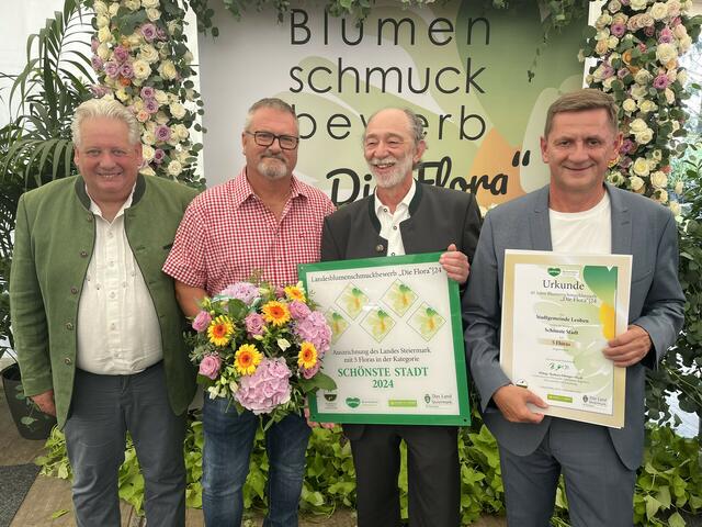 Die beiden Betriebsmeister Michael Löflehner und Hubert Rois, Referatsleiter für Grünflächen Alois Kieninger und Leobens Bürgermeister Kurt Wallner (v.l.) nahmen die Auszeichnung „Schönste Stadt 2024“ freudestrahlend entgegen.  | Foto: leopress