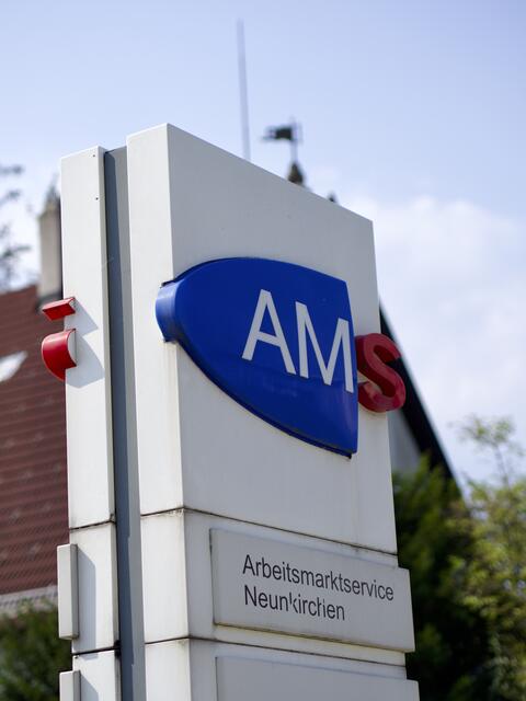Das AMS Neunkirchen bemüht sich, Stellen mit seinen Kunden zu besetzen. | Foto: Santrucek