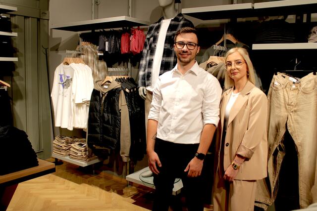Für Filialleiter Sascha Pavlovic und seine Stellvertreterin Marion Fuchs hat Kundenservice höchste Priorität.  | Foto: MeinBezirk