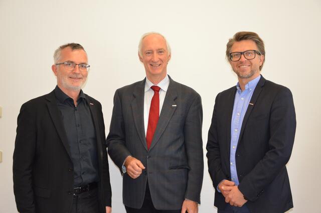 Nach 22 Jahren als Bezirksstellenleiter Linz-Stadt wechselt Thomas Denk (li.) in selber Funktion in seine Heimat Freistadt. Ihm folgt Peter Polgar (re.) nach. Bezirksstellenobmann Klaus Schobesberger (Mitte) bleibt der Bezirksstelle Linz erhalten. | Foto: WKO Linz