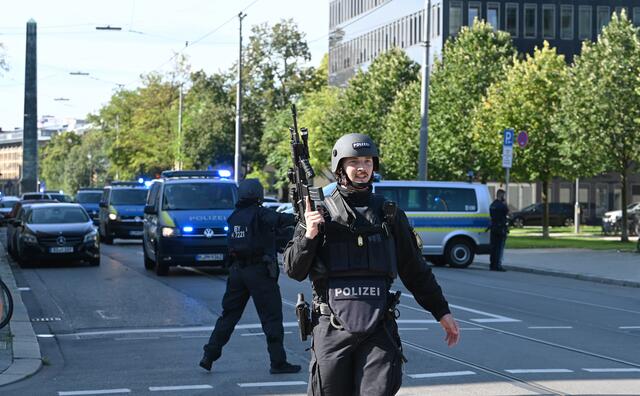 Der Täter aus Österreich plante "möglicherweise" ein Attentat auf Israels Konsulat. | Foto: Simon Sachseder / dpa / picturedesk.com