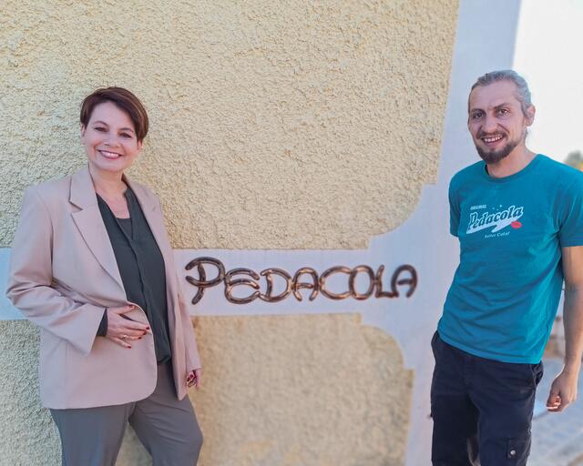 Landtagsabgeordnete Dagmar Engl, Wirtschaftssprecherin der Grünen OÖ, und Peter Leiter, Gründer von pedacola. | Foto: Grüne OÖ