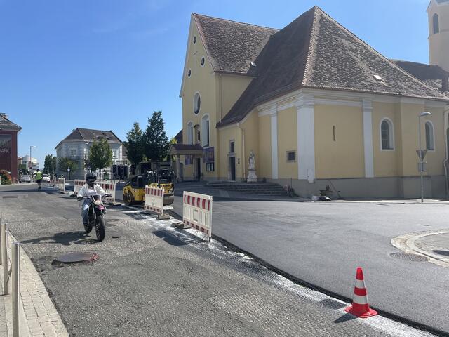 Auch im Bereich der Klosterkirche in Leibnitz wurde die Asphaltdecke erneuert. | Foto: Waltraud Fischer