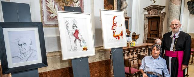 Paulus Ploier`s Kunstwerke wurden von Prälat Johann Holzinger entgegengenommen. | Foto: Rainer Trogbacher