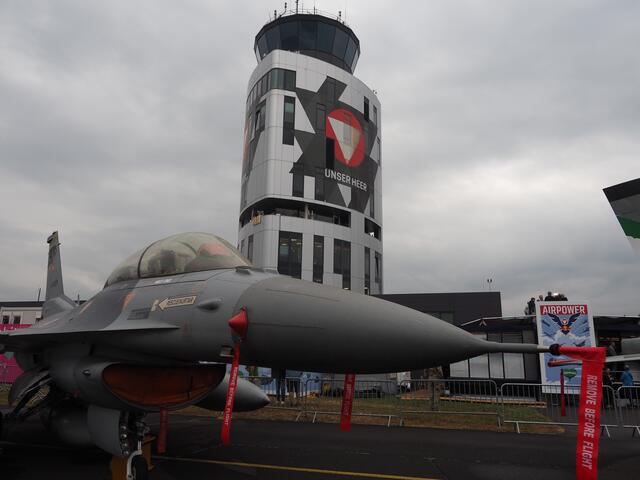 Vor dem Tower im Fliegerhorst Zeltweg | Foto: Gaube