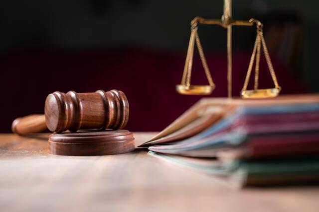Frau vor Gericht (Symbolfoto) | Foto: stock.adobe.com/at/WESTOCK