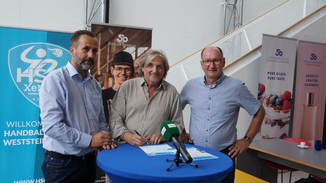 Stoelzle-Werksleiter Wilfried Lenk, der scheidende HSG Xentis-Obmann Gerhard Langmann und der neue Obmann Adi Kern bei der Vertragsunterzeichnung | Foto: Schrapf