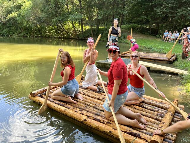 Die Mädel-Teams hatten riesen Spaß beim Flossrennen am Biotop in Unterkohlstätten. | Foto: Gemeinde Unterkohlstätten
