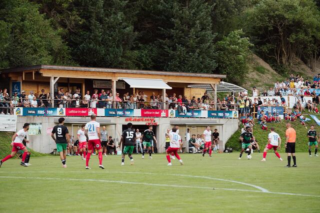 Mit knapp 1.000 Fans und einem Flitzer wurde die Partie gegen FC Wacker auf dem Fußballplatz im Hang zu einem wahren Volksfest! | Foto: ballesterer/Moritz Ettlinger