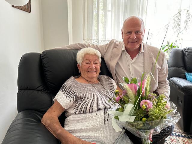 Begleitet von einer feierlichen Geste überreichte der Bürgermeister Frau Mader ein kleines Präsent. | Foto: Gemeinde Maria Lanzendorf