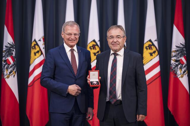 Rudolf Greinert (r.) mit Landeshauptmann Thomas Stelzer. | Foto: Land OÖ