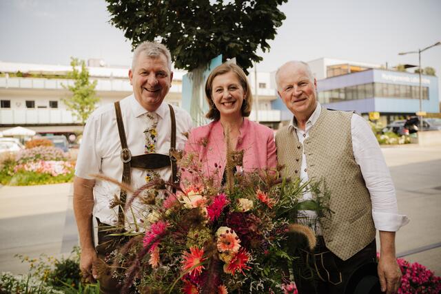 Bürgermeister Bernhard Liebmann (r.) konnte Landesrätin Barbara Eibinger-Miedl und Obmann Ferdinand Lienhart in Laßnitzhöhe begrüßen. | Foto: David Günzberg