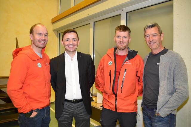 Bei der Präsentation waren auch viele Bergretter aus dem oberen Wipptal zugegen. Im Bild v.l. Bezirksleiter Tobias Kofler, Bgm. Karl Mühlsteiger, der Leiter der Ortsstelle Gries-Obernberg Bernhard Walder und Kassier Christoph Gander | Foto: Kainz