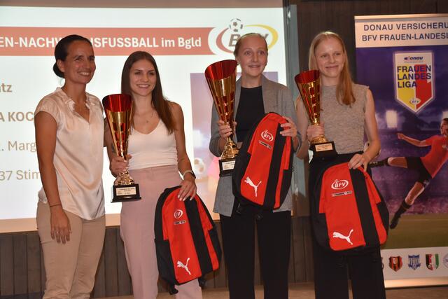 Siegerinnen "Fußballerin des Jahres": ÖFB-Frauenteamchefin Irene Fuhrmann mit Linda Lukac, Anna Carina Koch und Johanna Heiling | Foto: Michael Strini