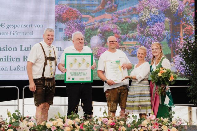 Sicherten sich auch fünf Floras: Die Betreiber-Familien der Pension Luisenheim in Laßnitzhöhe. | Foto: Phil Lihotzky