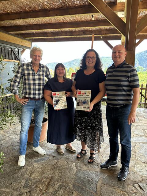 GF Gerhard Riedler (li) und Key Account-Chef Helmut Ortner (re) gratulieren Katharina Humpelstätter zu 15 und Heidi Gimpl zu 10 Jahren bei MeinBezirk | Foto: MeinBezirk