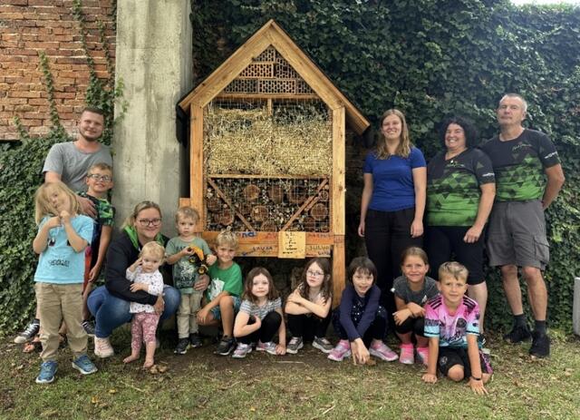Die Teilnehmer hoffen, dass möglichst viele Insekten in ihrem Hotel im Schlossgarten in Hagenberg Schutz finden. | Foto: Isabella Plechinger