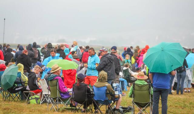 Das Publikum hat es sich im leichten Regen gemütlich gemacht. | Foto: Ripu