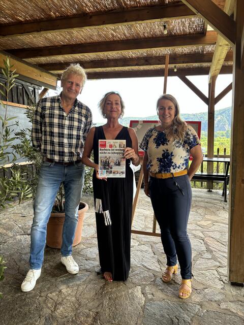 Geschäftsfüher Gerhard Riedler (li) und Regionalleiterin Rosmarie Hahn (re) gratulieren Barbara Szivatz zu 20 Jahren MeinBezirk | Foto: MeinBezirk