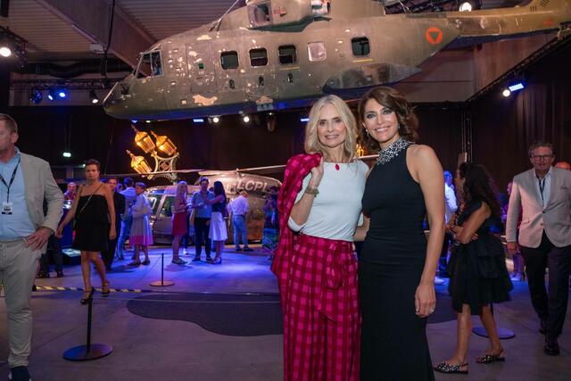 Die Bond-Girls Maryam d’Abo aus "Der Hauch des Todes" (li.) und Caterina Murino aus "Casino Royale" ließen sich die neue James Bond-Ausstellung nicht entgehen.  | Foto: Andreas Tischler