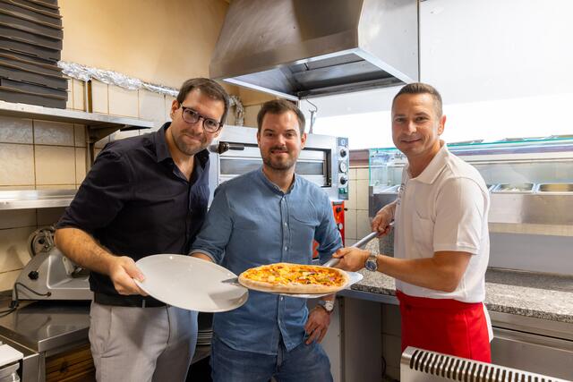 Flo &amp; Wisch mit Landtags-Präsident Robert Hergovich (r.) mit der "Demokratie-Pizza" | Foto: Landesmedienservice, Wiesinger
