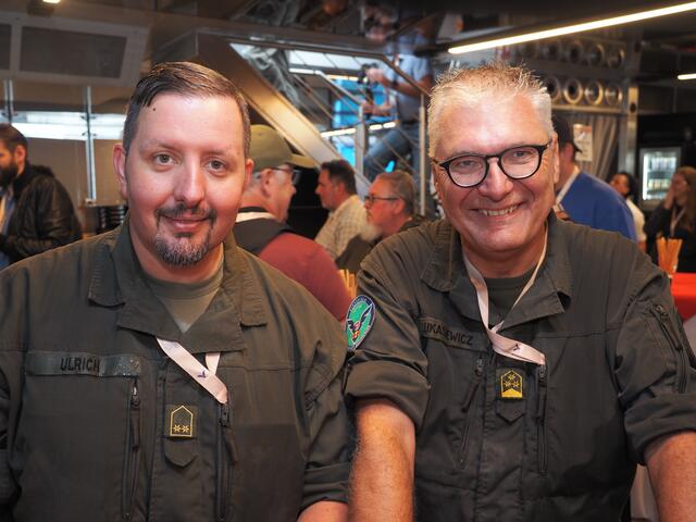 Zwei Leobener im Airpower-Presseteam: Oberleutnant Leopold Ulrich und Oberst Gerhard Lukasiewicz (v.l.). | Foto: Gaube
