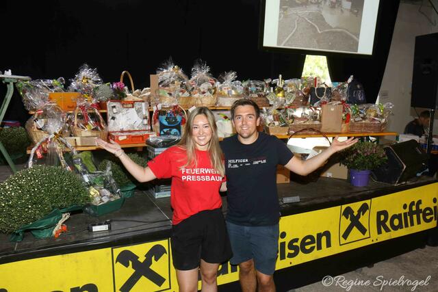 Julia Krupicka und BM Daniel Dräxler halfen bei der Verlosung der vielen Preise im Wert von über 
€ 26.000.- am Feuerwehrfest in Pressbaum.