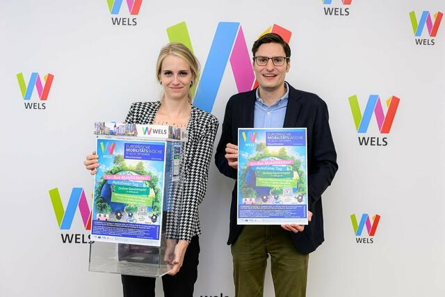 Mobilitätsstadtrat Stefan Ganzert und Mobilitätswochen-Organisatorin Sabrina Penz von der Stadtentwicklung präsentieren das umfangreiche Programm aus täglichen Aktionen. | Foto: Stadt Wels