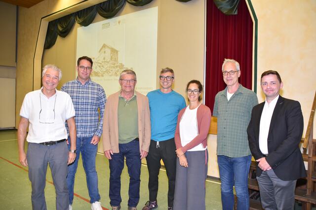V.l.: Hans-Peter Santer von der Abteilung Hochbau beim Land Südtirol, Maximilian Weh und Bernhard Tschochner 2. und 1. Vors. DAV-Sektion Landshut, die Architekten Matteo Scagnol und Sandy Farag Attia, Interreg-Vorstandsmitglied Helmut Gassebner und der Grieser Bgm. Karl Mühlsteiger | Foto: Kainz