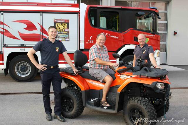 KommStV Daniel Weß und Kommandant Michael Uetz mit Friedrich Haberleithner dem Gewinner des Quad CFMOTO CForce 520L.