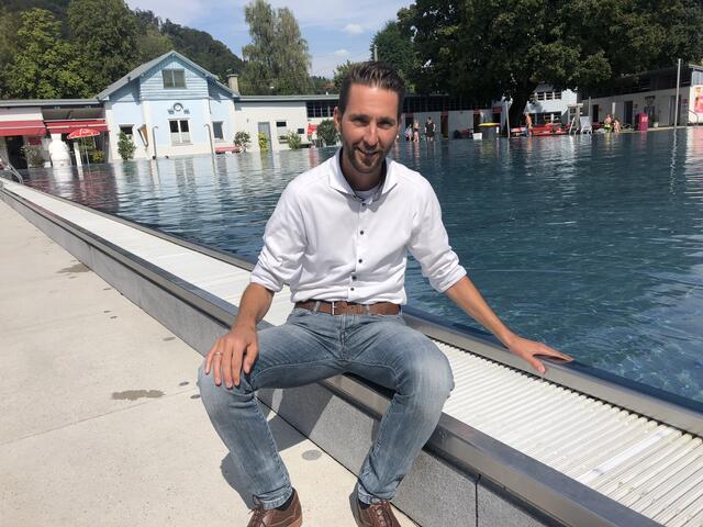 Roland Oberhauser, Leiter der städtischen Betriebe, im Volksgartenbad. | Foto: Lisa Gold