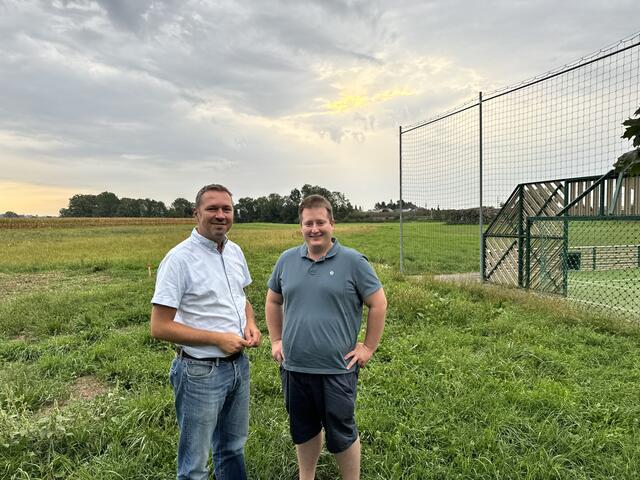 Paschings Bürgermeister Markus Hofko und Jugendreferent Fabian Tamesberger beim Lokalaugenschein in Langwies. | Foto: Gemeinden Pasching