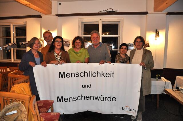 Der Vorstand des Vereins "daHaim": Schriftführer Stv. Margaretha Tautermann, Obfrau Stv. Ernst Gabl, Kassierin Stv. Claudia Melmer, Obfrau Doris Habicher, Schriftführer Wolfgang Spiess, kooptiertes Vorstandsmitglied Zahera Habibi und Kassierin Petra Hofmann)
 | Foto: Dorn