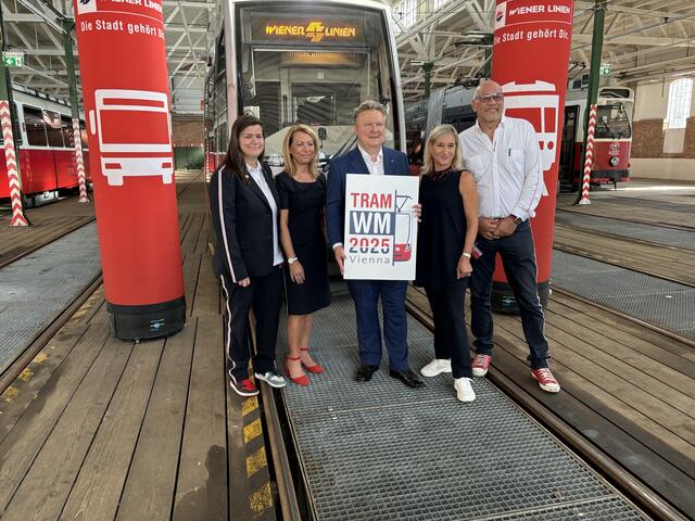 Bürgermeister Michael Ludwig (SPÖ) besuchte das Training der Bim-Fahrer der Wiener Linien vor der Tram-EM 2024. | Foto: Andreas Pölzl/MeinBezirk