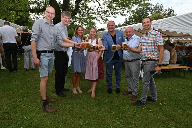 Pfarrgemeinderat Johannes Wenzl, Pfarrer Gerhard Reitzinger, Sabine Ebert, Landesrätin Silke Dammerer, Nationalrat Alois Schroll, Peter Blesky, Pastoralassistent Christian Eder | Foto: Karl Hinterndorfer