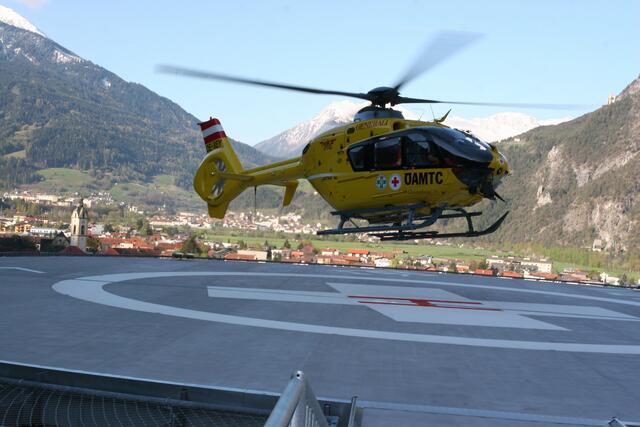 Der verletzte Arbeiter wurde mit dem Rettungshubschrauber in das Krankenhaus Zams geflogen. Symbolfoto | Foto: MeinBezirk