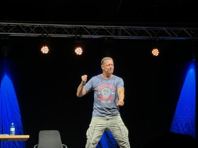 Kulturhighlight bei traumhaftem Wetter: Alex Kristan lief im Besucherzentrum Grottenhof zur Hochform auf. | Foto: Waltraud Fischer