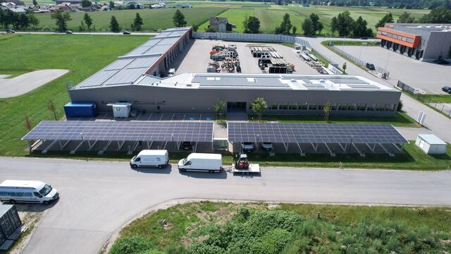 Am Energie AG-Standort Schalchen wurden kürzlich die ersten mit PV-Paneelen überdachten E-Lade-Parkplätze eröffnet. | Foto: Energie AG