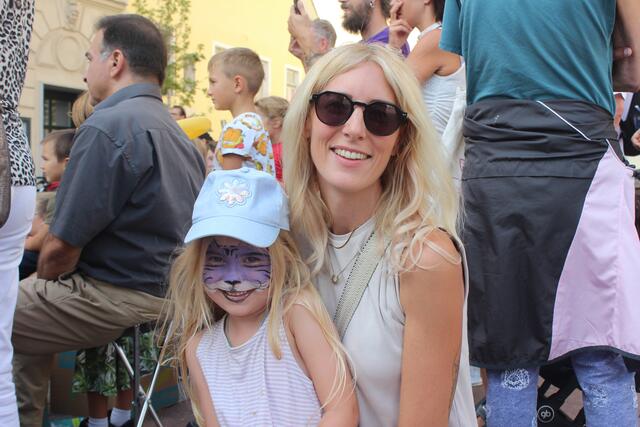 Viktoria Hackl mit ihrer Tochter Livia. | Foto: Huber