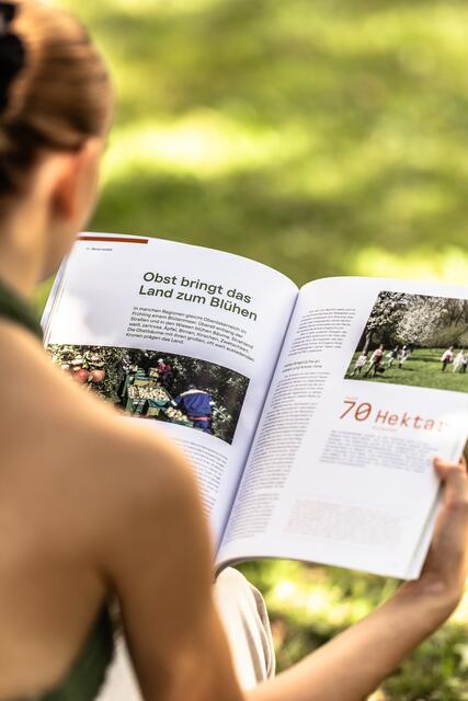 Auf 116 Seiten bietet das Buch einen umfassenden Überblick über die Landwirtschaft in Oberösterreich.  | Foto: Land OÖ/Tina Gerstmair
