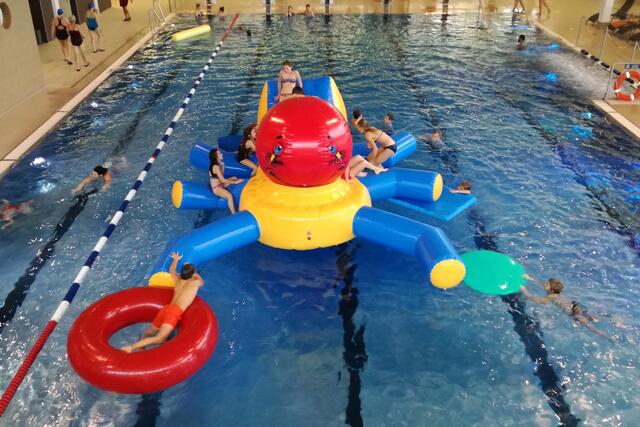 Sporteln, planschen und entspannen in den Bädern der Stadt Braunau.  | Foto: Stadt Braunau