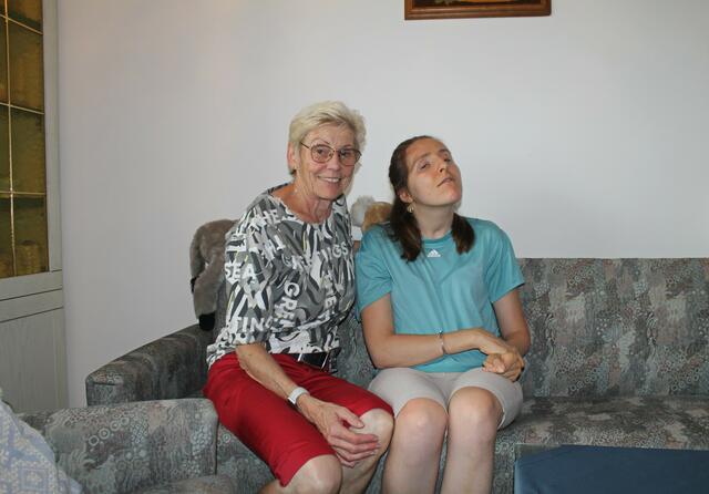 Angelika Preining mit ihrer Mutter Maria. MeinBezirk Rohrbach sammelt Spenden für die 25-Jährige. | Foto: MeinBezirk/Schütz