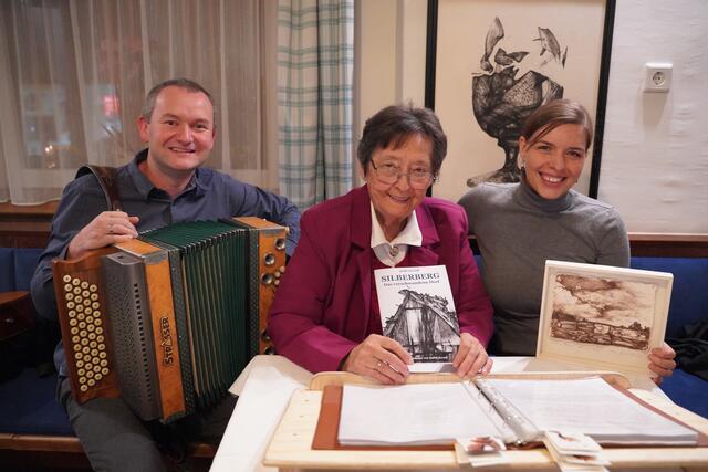 Isolde Kerndl (Mitte) stellte erst im Herbst letzten Jahres ihr Buch "Silberberg – Das verschwundene Dorf" vor. | Foto: Evi Leutgeb
