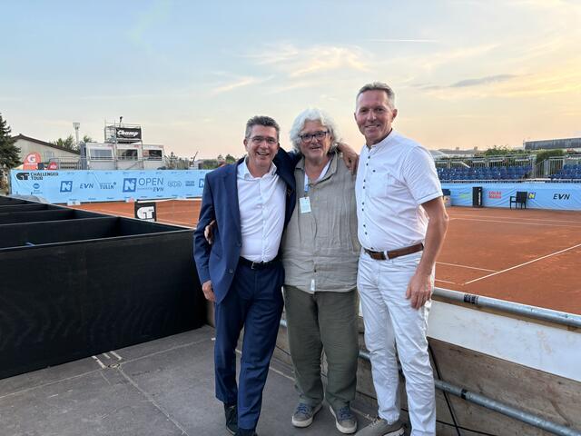 Bürgermeister Peter Eisenschenk, TC Tulln Obmann Josef Beinhard und Stadtrat für Finanzen Wolfgang Mayrhofer freuen sich, dass das Turnier auch heuer wieder in Tulln stattfindet. | Foto: Victoria Edlinger
