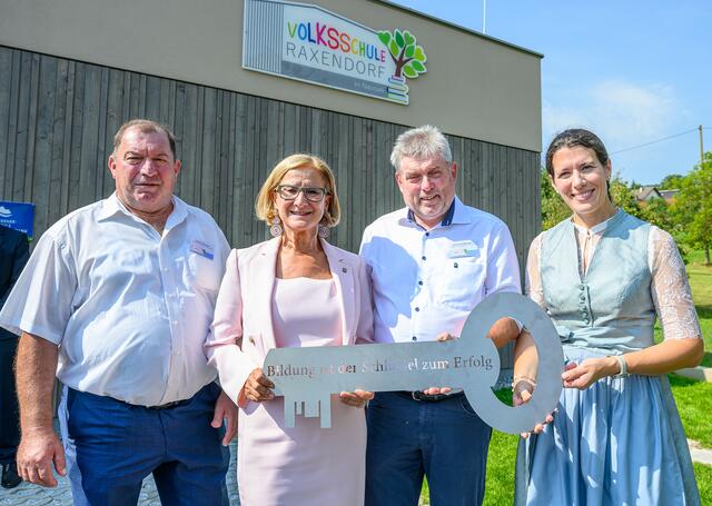 Eröffnung der neuen Volksschule von Raxendorf. Im Bild Vizebürgermeister Günter Schneider, Landeshauptfrau Johanna Mikl-Leitner, Bürgermeister Johannes Höfinger und Schulleiterin Birgit Grossinger | Foto: NLK Burchhart