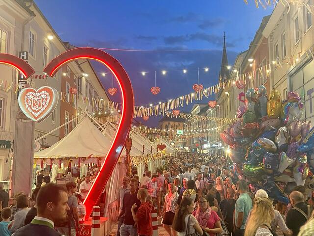 Der Kirchtagsverein sagt den Aufkleber-Provokateuren hoch offiziell den Kampf an. | Foto: MeinBezirk.at/Bernhard Knaus