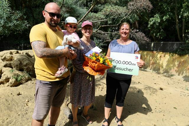 Im Erdmännchengehege: Eugenia und Andrei Tazetdinov mit Töchterchen Alisia. | Foto: Zoo Linz